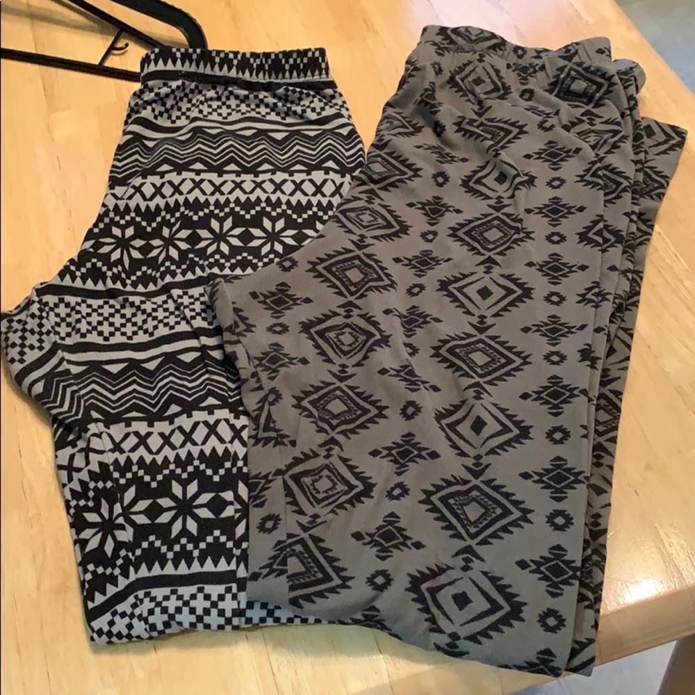 2 pairs of leggings